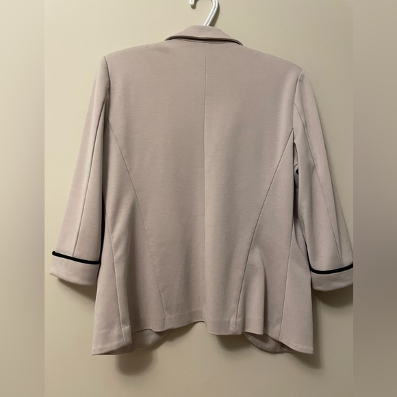 ✨Suzy Shier Nude Blazer🔥- Size L - Picture 5 of 5